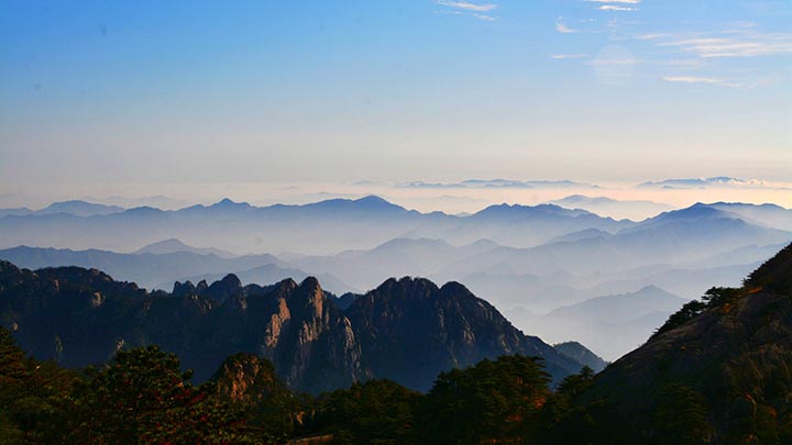 La montagne Huangshan vue de loin